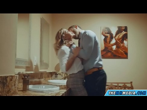 ❤️ جڏهن هڪ busty سنهري اوھان کي هڪ عوامي آرام روم ۾ seduces ❤ ❌